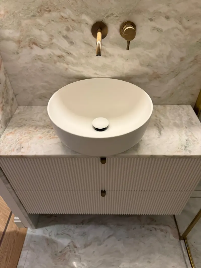 Bagno rivestito in quarzite bianca