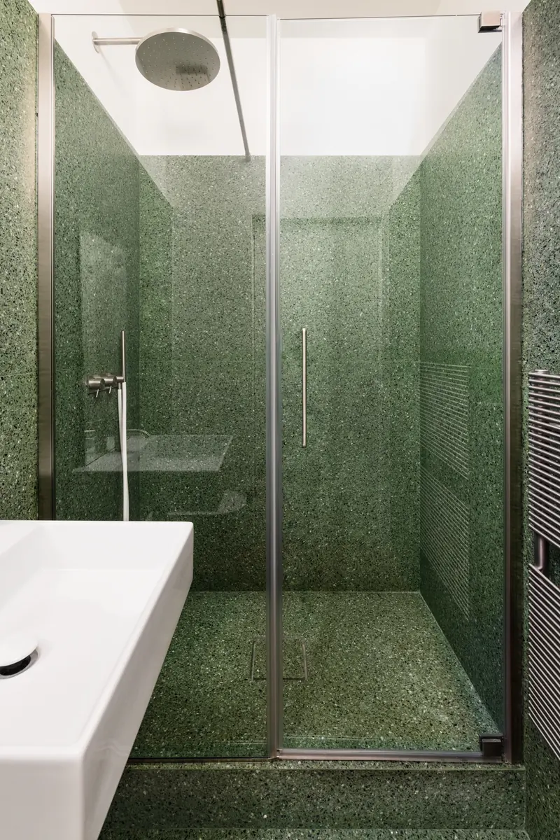 Bagno con doccia rivestita in terrazzo verde smeraldo