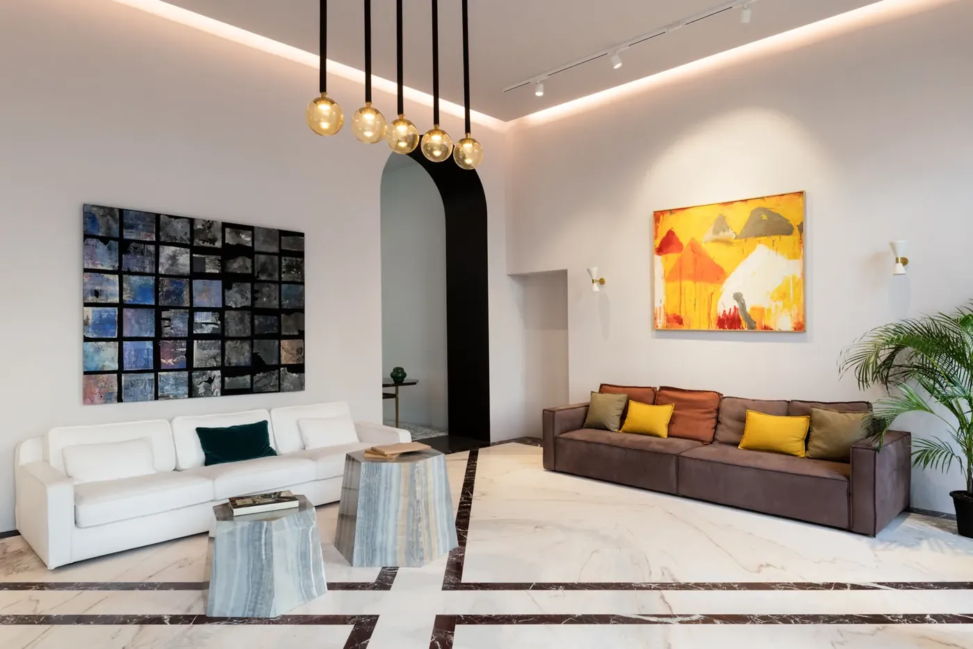 Hall contemporanea con setti in pietra grigia e pavimento chiaro, progetto Elements Milano