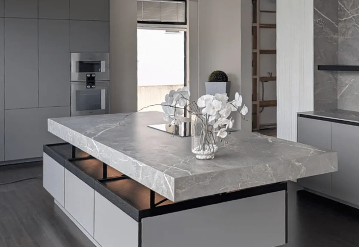 Isola cucina con top in ceramica effetto pietra di grande formato, Extraform