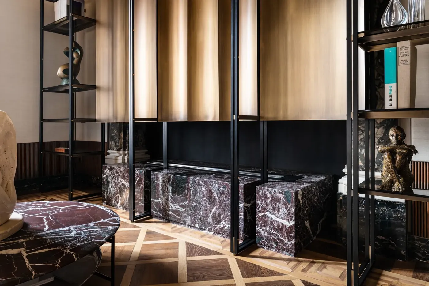 Interno di prestigio rivestito in marmo Rosso Levanto, progetto Terzi Luxury Stone