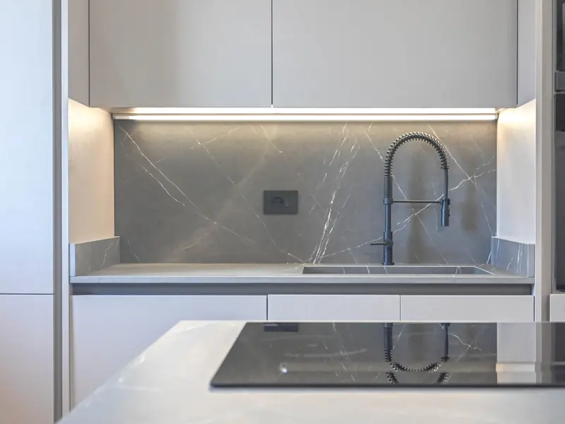 Cucina con top e schienale in ceramica Pietra Grey