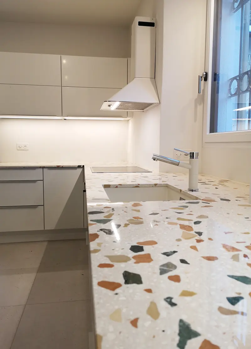 Top cucina in terrazzo Confetti con inerti colorati