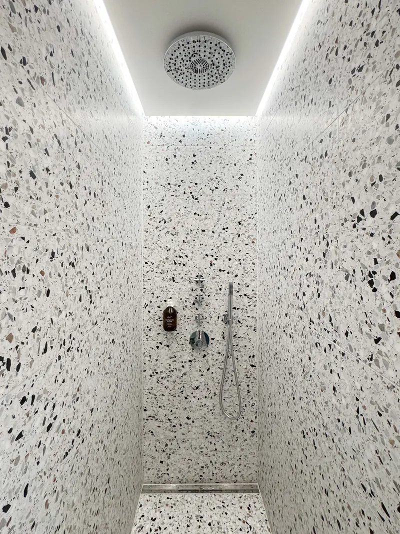 Doccia rivestita in terrazzo Rialto bianco e nero