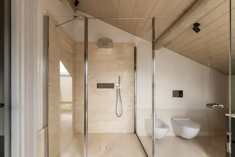 Doccia rivestita in travertino beige