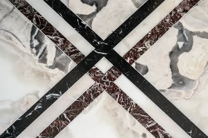 Pavimento a intarsio in marmo bianco, rosso e nero